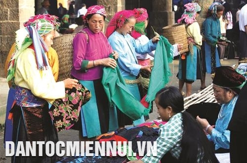 Chợ phiên tấp nập người mua, kẻ bán. Ảnh: Khải Hoàn