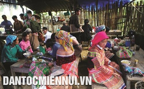 Ngoài khu mua bán, chợ phiên còn có khu vực bán hàng ăn với những chảo thắng cố, những bát phở thơm ngon, mang đậm hương vị vùng cao. Ảnh: Khải Hoàn