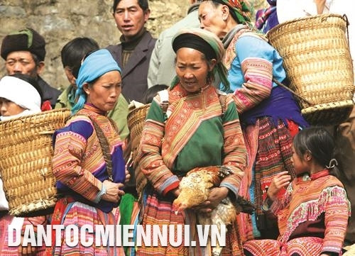 Đồng bào mang xuống chợ phiên đủ thứ hàng hóa, từ bó măng rừng, lọ mật ong, con gà cắp nách... mùa nào thức ấy. Ảnh: Khải Hoàn