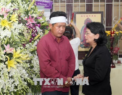 Phó Chủ tịch nước Đặng Thị Ngọc Thịnh thăm viếng chia buồn với gia đình nạn nhân Lưu Lê Bích Phượng, Bí thư kiêm Chủ tịch UBND phường Nguyễn Thái Bình, Quận 1. Ảnh: Quang Nhựt - TTXVN