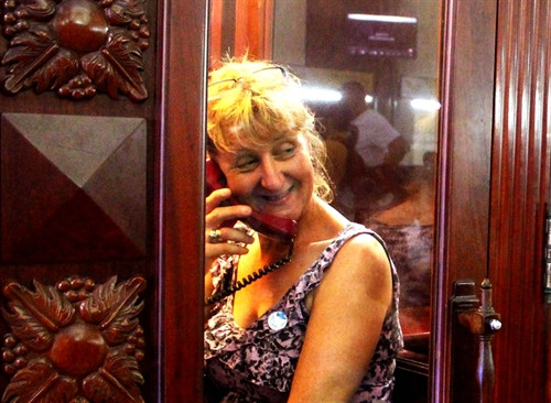 Một du khách nước ngoài đang gọi điện thoại liên lạc về gia đình tại Bưu điện Thành phố Hồ Chí Minh.