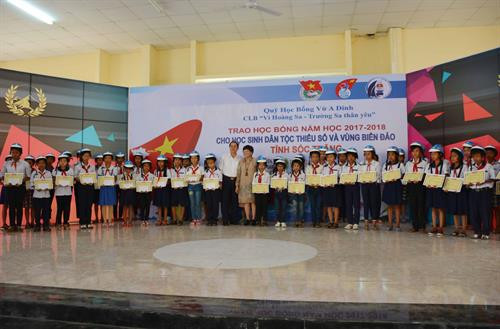 Trao học bổng, tặng mũ bảo hiểm cho học sinh. Ảnh: Hoài Thu – TTXVN Trao học bổng, tặng mũ bảo hiểm cho học sinh. Ảnh: Hoài Thu – TTXVN