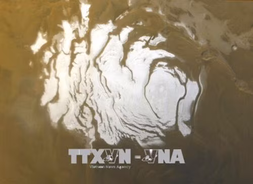 Hình ảnh do Cơ quan hàng không vũ trụ Mỹ cung cấp trên Internet cho thấy phần đỉnh băng ở cực Nam của Sao Hỏa, nơi các nhà khoa học vừa phát hiện dấu hiệu của một hồ nước ngầm lớn. AFP/ TTXVN