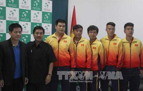 Đội tuyển Quần vợt Davis Cup Việt Nam tại buổi họp báo. Ảnh: Xuân Dự - TTXVN