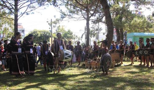 Trình diễn cồng chiêng tại Festival. Ảnh: Hồng Điệp - TTXVN. Trình diễn cồng chiêng tại Festival. Ảnh: Hồng Điệp - TTXVN.