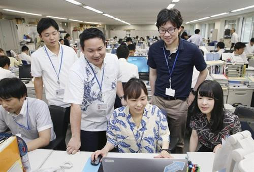 Công chức Bộ Môi trường Nhật Bản trong các trang phục "thoải mái" trong ngày 7/5/2019, ngày bắt đầu chiến dịch "Cool Biz" năm 2019. Ảnh: mainichi.jp Công chức Bộ Môi trường Nhật Bản trong các trang phục "thoải mái" trong ngày 7/5/2019, ngày bắt đầu chiến dịch "Cool Biz" năm 2019. Ảnh: mainichi.jp