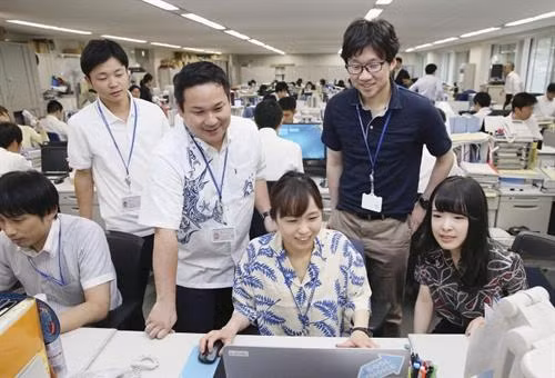 Công chức Bộ Môi trường Nhật Bản trong các trang phục "thoải mái" trong ngày 7/5/2019, ngày bắt đầu chiến dịch "Cool Biz" năm 2019. Ảnh: mainichi.jp Công chức Bộ Môi trường Nhật Bản trong các trang phục "thoải mái" trong ngày 7/5/2019, ngày bắt đầu chiến dịch "Cool Biz" năm 2019. Ảnh: mainichi.jp