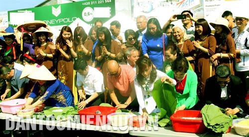 Hội thi gói, nấu bánh chưng và giã bánh giầy thu hút sự quan tâm của du khách thập phương và Việt kiều ở nước ngoài về dự Giỗ Tổ Hùng Vương. Ảnh: Lâm Khánh