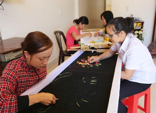 Mô hình tranh thêu tay thu hút đông đảo chị em phụ nữ tham gia.