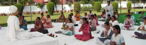 Nhảy múa: Nếu ai từng theo dõi điện ảnh Ấn Độ chắc chắn đều ấn tượng với những vũ điệu quyến rũ và lời hát truyền cảm được thể hiện trong bộ phim. Người Ấn Độ cho rằng trong phim mà không có nhảy múa thì giống như ăn cà-ri mà không có ớt, sẽ trở nên nhạt nhẽo, không hấp dẫn. Trong thực tế, mỗi vùng của Ấn Độ đều có điệu múa mang bản sắc riêng tạo nét đặc trưng cho mảnh đất này. Ảnh: Janoindia. Yoga: Yoga là một nghệ thuật cổ xưa, xuất phát từ vùng thượng du sông Hằng và các tu viện nằm dưới chân dãy Himalaya thuộc Ấn Độ. Khu vực này đều là những thành phố núi xa xôi, nhỏ bé nhưng lại thu hút không ít tín đồ yoga từ khắp nơi trên thế giới đổ về luyện tập. Ảnh: Janoindia. Thành viên tại các lớp học yoga phần nhiều là phụ nữ độc thân. Mọi người tham gia tập luyện đều có mong muốn tìm đến sự thanh tịnh trong tâm hồn. Học yoga không chỉ đơn thuần là học theo các động tác mà còn phải rèn luyện làm thế nào để gạt bỏ những suy nghĩ tiêu cực, bi quan trong lòng. Ảnh: Sikhdharma. Một tín đồ đã tập luyện yoga 16 năm tại một tu viện nổi tiếng bên sông Hằng cho biết: “Luyện yoga chính là khai thác những tố chất thần thánh nhất trong lòng của người ta, làm cho tâm hồn tràn đầy tình yêu và niềm vui”. Ảnh: Curejoy. Vẽ Henna: Henna là một loại cây có hoa được trồng tại những vùng khô hạn như châu Phi, Nam á và Bắc Australia. Henna được sử dụng làm thuốc nhuộm. Còn Henna Tattoo là tên gọi của hình thức nghệ thuật dùng Henna vẽ lên da người. Tại Ấn Độ, bạn có thể nhìn thấy những người chuyên vẽ Henna ở khắp nơi. Chỉ cần một tấm thảm trải dưới nền đất, bột Henna và những chiếc bút lông là người dân có thể hành nghề được. Ảnh: Janoindia. Không chỉ có ý nghĩa quan trọng trong những dịp lễ lớn, vẽ Henna còn là một phần không thể thiếu trong đám cưới truyền thống của người dân nơi đây. Henna là biểu tượng tình yêu giữa người vợ và chồng, người ta tin rằng nó sẽ đem lại nhiều điều may mắn. Cô dâu sẽ được vẽ tên của chú rể đan xen với những họa tiết phức tạp lên tay. Sau đó chú rể phải tìm cho ra tên mình trên bàn tay cô gái. Nếu tìm thấy, họ mới được thành thân. Ảnh: Janoindia. Theo tập tục địa phương, buổi tối trước khi cử hành hôn lễ, cô dâu bắt đầu được vẽ Hanna. Điều đặc biệt là người đặt nét vẽ đầu tiên sẽ là mẹ chồng tương lai của cô dâu. Với hình vẽ trên tay, cô dâu sẽ không phải làm bất cứ việc nhà nào và được cung phụng cho tới khi màu vẽ tự phai đi. Ảnh: Truephotography. Cricket: Bóng chày là một môn thể thao dùng gậy đánh bóng trên sân cỏ hình tròn. Nó còn tên gọi khác là bóng gậy, bản cầu hay mộc cầu...Ảnh: NYtimes. Tại Ấn Độ, cricket không chỉ là môn thể thao, mà còn là văn hóa, tấm thiệp ngoại giao của đất nước.Thậm chí người dân Ấn Độ dễ dành thiện cảm cho bất cứ quốc gia nào mang thông điệp ngoại giao đến với họ kèm theo một trận cricket. Ảnh: Janoindia. Lăng Taj Mahal: Taj Mahal là công trình kiến trúc nằm ở thành phố Agra, bang Uttar Pred.esh. Vào năm 1623, vua Shah Jahan quyết định xây dựng Taj Mahal để tưởng nhớ người vợ thứ ba, hoàng hậu Mumtaz Mahal. Bà đã qua đời khi sinh đứa con thứ 14 của họ ở tuổi 40. Khoảng 20.000 người đã làm việc suốt ngày đêm trong 22 năm (1632-1653) để hoàn tất lăng mộ khổng lồ này. Chi phí xây dựng Taj Mahal lên tới 320 triệu rupee (tương đương 1 tỷ USD thời đó). Ảnh: Wallpapers4u Đây là một trong 7 kỳ quan của thế giới, thậm chí chưa có công trình nào có thể vượt qua vẻ đẹp tuyệt diệu của lăng Taj Mahal theo đánh giá của một số sử gia phương Tây. Ảnh: Staticflickr.