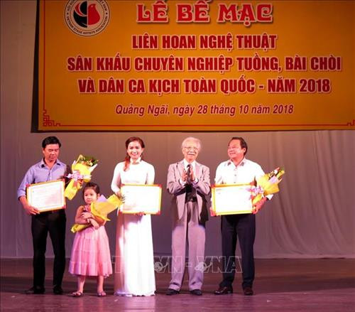 Trao tặng Bằng khen cho các nghệ sĩ đạt giải. Ảnh: Phước Ngọc - TTXVN Trao tặng Bằng khen cho các nghệ sĩ đạt giải. Ảnh: Phước Ngọc - TTXVN