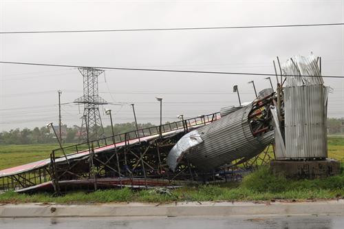 Biển quảng cáo bị giật gãy đổ. Ảnh: Công Tường - Phan Quân - TTXVN Biển quảng cáo bị giật gãy đổ. Ảnh: Công Tường - Phan Quân - TTXVN