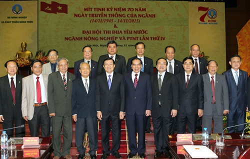 Chủ tịch nước Trương Tấn Sang, nguyên Tổng Bí thư Nông Đức Mạnh, Phó Thủ tướng Hoàng Trung Hải và các đại biểu dự lễ kỷ niệm. Ảnh: Nguyễn Khang – TTXVN