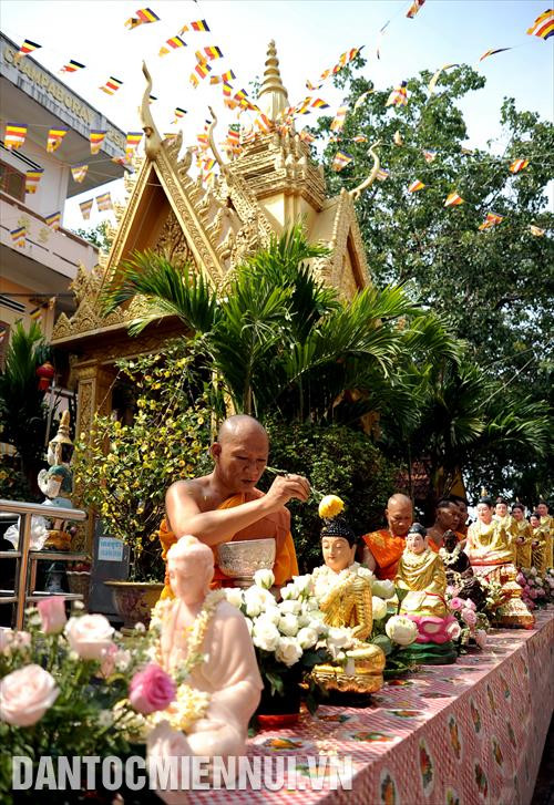 Chư tôn giáo phẩm Giáo hội Phật giáo Việt Nam, Chư tôn đức tăng Phật giáo Nam Tông Khmer thực hiện nghi thức tắm Phật tại chùa Chantarăngsây (Thành phố Hồ Chí Minh). Ảnh: An Hiếu