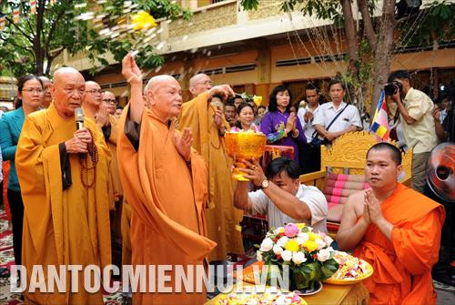 Chư tôn giáo phẩm Giáo hội Phật giáo Việt Nam, Chư tôn đức tăng Phật giáo Nam Tông Khmer thực hiện nghi thức tắm Phật tại chùa Chantarăngsây (Thành phố Hồ Chí Minh). Ảnh: An Hiếu
