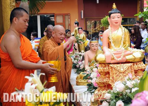 Chư tôn giáo phẩm Giáo hội Phật giáo Việt Nam, Chư tôn đức tăng Phật giáo Nam Tông Khmer thực hiện nghi thức tắm Phật tại chùa Chantarăngsây (Thành phố Hồ Chí Minh). Ảnh: An Hiếu