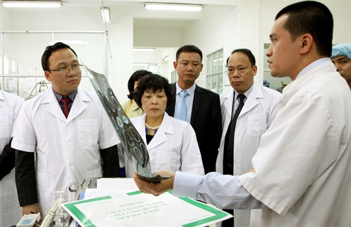 Đoàn công tác của Ủy ban An toàn giao thông Quốc gia và Bộ Y tế thăm bệnh nhân bị tai nạn giao thông. Ảnh: Dương Ngọc – TTXVN Đoàn công tác của Ủy ban An toàn giao thông Quốc gia và Bộ Y tế thăm bệnh nhân bị tai nạn giao thông. Ảnh: Dương Ngọc – TTXVN