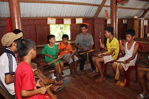 Thiếu niên buôn Mdúk phường Ea Tam (TP Buôn Ma Thuột, tỉnh Đắk Lắk), được nghệ nhân Y Hiu Niê Kdăm, một nghệ nhân nổi tiềng của tỉnh truyền dạy kỹ thuật đánh chiêng.