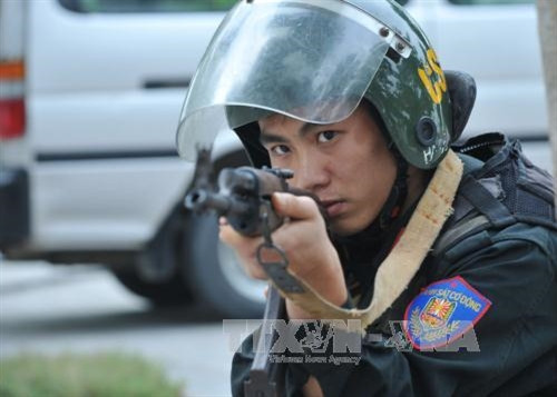 Xem đặc công Việt Nam diễn tập chống khủng bố, giải cứu con tin ảnh 2