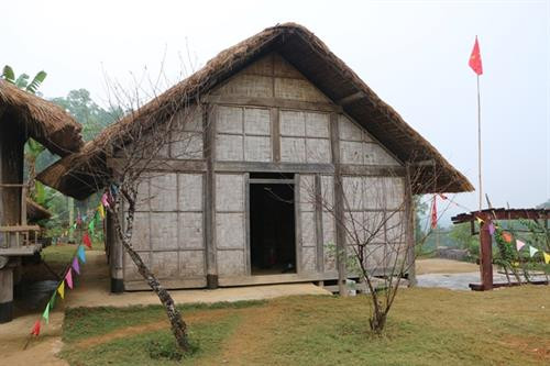 Nhà của người Dao có 12 cột, 4 vì ngoãm, 2 mái Nhà của người Dao có 12 cột, 4 vì ngoãm, 2 mái