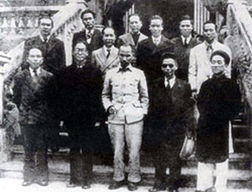 Chủ tịch Hồ Chí Minh và các thành viên Chính phủ lâm thời sau phiên họp Chính phủ đầu tiên (3/9/1945). Ảnh: Chinhphu.vn Chủ tịch Hồ Chí Minh và các thành viên Chính phủ lâm thời sau phiên họp Chính phủ đầu tiên (3/9/1945). Ảnh: Chinhphu.vn