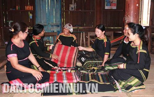 Sau giờ lên rẫy, phụ nữ Ê-đê ở buôn K’bu, xã Hòa Khánh lại miệt mài bên khung cửi. Ảnh: Phạm Cường Cụ H’Răng chia sẻ kinh nghiệm làm những sản phẩm thổ cẩm đặc săc với chị em phụ nữ Ê-đê ở buôn K’bu. Ảnh: Phạm Cường