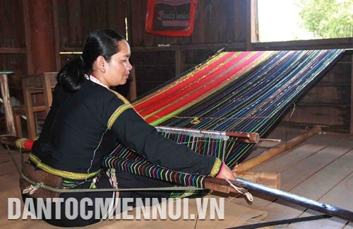 Sau giờ lên rẫy, phụ nữ Ê-đê ở buôn K’bu, xã Hòa Khánh lại miệt mài bên khung cửi. Ảnh: Phạm Cường Cụ H’Răng chia sẻ kinh nghiệm làm những sản phẩm thổ cẩm đặc săc với chị em phụ nữ Ê-đê ở buôn K’bu. Ảnh: Phạm Cường