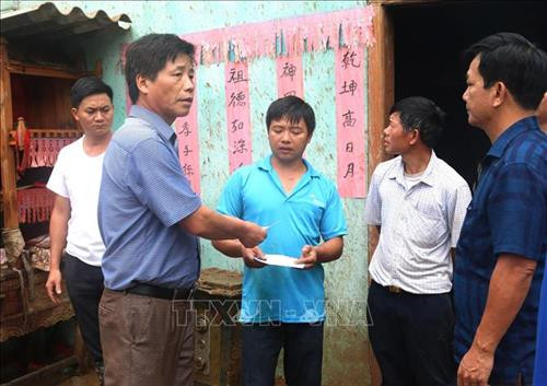 Lãnh đạo huyện Hoàng Su Phì thăm hỏi, hỗ trợ các gia đình có nạn nhân bị thiệt mạng, bị thương do thiên tai. Ảnh: TTXVN phát. Lãnh đạo huyện Hoàng Su Phì thăm hỏi, hỗ trợ các gia đình có nạn nhân bị thiệt mạng, bị thương do thiên tai. Ảnh: TTXVN phát.