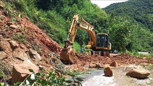 Khẩn trương khắc phục sạt lở trên quốc lộ 178 trên địa bàn huyện Xín Mần. Ảnh: Minh Tâm -TTXVN Khẩn trương khắc phục sạt lở trên quốc lộ 178 trên địa bàn huyện Xín Mần. Ảnh: Minh Tâm -TTXVN