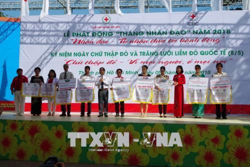 Các mạnh thường quân, đại diện các doanh nghiệp ủng hộ chương trình nhân "Tháng nhân đạo" tại buổi lễ. Ảnh: Thế Anh-TTXVN