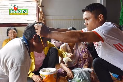 Chú rể trao tặng vòng cườm cho người thân