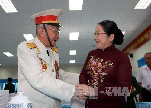 Phó Bí thư Thành ủy TP. Hồ Chí Minh Võ Thị Dung bắt tay thăm hỏi những đồng chí lão thành cách mạng tại buổi họp mặt. Ảnh: Thanh Vũ-TTXVN