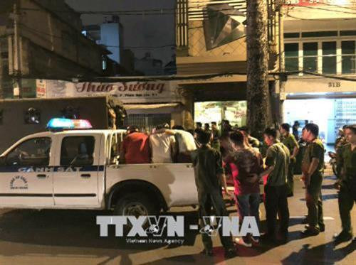 Công an Quận 1 và các đơn vị liên nghành kiểm tra Nhà hàng Ruby trên đường Tôn Thất Tùng, phường Phạm Ngũ Lão, Quận 1 vào rạng sáng 31/5/2018.Trong ảnh: Nhiều khách, tiếp viên nhà hàng bị Công an đưa về trụ sở làm việc Ảnh: Thành Chung - TTXVN Công an Quận 1 và các đơn vị liên nghành kiểm tra Nhà hàng Ruby trên đường Tôn Thất Tùng, phường Phạm Ngũ Lão, Quận 1 vào rạng sáng 31/5/2018.Trong ảnh: Nhiều khách, tiếp viên nhà hàng bị Công an đưa về trụ sở làm việc Ảnh: Thành Chung - TTXVN