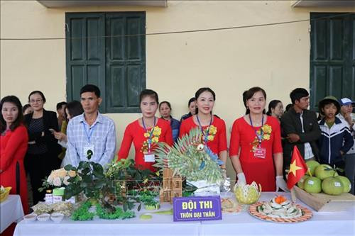 Các đội thi tham gia phần thi trình bày mâm quả. Ảnh: Việt Dũng - TTXVN Các đội thi tham gia phần thi trình bày mâm quả. Ảnh: Việt Dũng - TTXVN