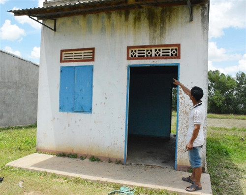 Nhà ở trong khu tái định cư buôn Ea Kal bị bỏ hoang. Nhà ở trong khu tái định cư buôn Ea Kal bị bỏ hoang.