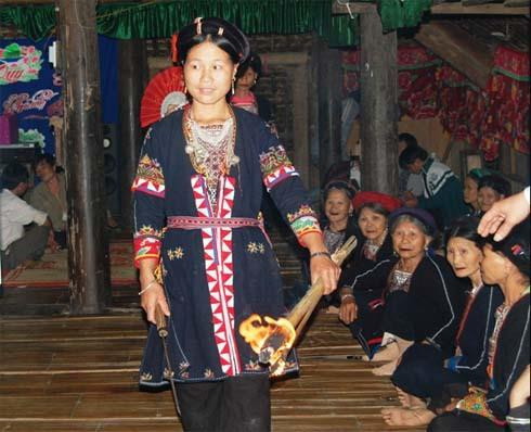 Trước khi lễ cưới được tổ chức thì cả nhà trai và nhà gái sẽ phải chuẩn bị lương thực, thực phẩm, đồ lễ và ông mờ, bà mờ… Khi sang nhà gái, nhà trai cử một đoàn đi đón dâu với số lượng bắt buộc là 11 người trong đó có trưởng đoàn, chủ hôn, chú rể, phù rể và các nam thanh niên trẻ, khỏe có tài hát đối đáp, tất cả đều mặc trang phục truyền thống của dân tộc. Sau khi lên nhà cô dâu, chú rể (choàng áo vàng) sẽ đi thẳng vào buồng cô dâu và đêm hôm đó sẽ ngủ lại một đêm tại buồng, còn cô dâu lại được giấu tạm đi nơi khác Trong khi đó, ở bên ngoài vẫn diễn ra mọi thủ tục, nghi lễ. Chuẩn bị cho cô dâu trước khi về nhà chồng. Đến giờ đã định, sau khi đã trang điểm xong thì cô dâu sẽ lên buồng và phải dùng quạt để che mặt bởi người Dao quan niệm, khi đi lấy chồng mà để hở mặt sẽ mất vía và cô dâu sẽ không gặp may trong suốt cuộc đời. Thầy mờ của nhà trai cũng choàng cho cô dâu chiếc áo vàng mà chú rể đã mặc hôm qua để thể hiện tình cảm giữa hai người. Đoàn nhà trai sẽ đứng hát xin dâu. Đến giờ đẹp (khoảng 10h đêm) là lễ kết tóc se tơ cho cô dâu chú rể. Người cầm bó đuốc sẽ đi trước với ý nghĩa là xua tà, đuổi cái ác, soi đường chỉ lối cho cô dâu. Ông mờ cùng các phù dâu, phù rể đưa cô dâu về nhà trai. Theo phong tục của người Dao thì dù xa hay gần, khi sang đến nhà trai, đoàn nhà gái cũng phải nghỉ lại ở đâu đó rồi đến giờ hoàng đạo (thường là vào khoảng 5h – 6h chiều) thì cô dâu mới được lên nhà trai. Đó là khoảng thời gian tốt nhất cho cô dâu và chú rể sau này. Em cô bên nhà chồng sẽ che ô cho cô dâu lên cầu thang với ý nghĩa nhà chồng sẽ che chở cho người mới vào nhà. Trong đám cưới của người Dao thì chú rể không được ra đón và cũng không được nhìn mặt cô dâu cho đến khi các nghi lễ lạy tạ tổ tiên được thực hiện xong. Những người đến dự đều chúc mừng hạnh phúc cho cô dâu, chú rể, tạo nên không khí vui tươi của cả bản làng Trước khi lễ cưới được tổ chức thì cả nhà trai và nhà gái sẽ phải chuẩn bị lương thực, thực phẩm, đồ lễ và ông mờ, bà mờ… Khi sang nhà gái, nhà trai cử một đoàn đi đón dâu với số lượng bắt buộc là 11 người trong đó có trưởng đoàn, chủ hôn, chú rể, phù rể và các nam thanh niên trẻ, khỏe có tài hát đối đáp, tất cả đều mặc trang phục truyền thống của dân tộc. Sau khi lên nhà cô dâu, chú rể (choàng áo vàng) sẽ đi thẳng vào buồng cô dâu và đêm hôm đó sẽ ngủ lại một đêm tại buồng, còn cô dâu lại được giấu tạm đi nơi khác Trong khi đó, ở bên ngoài vẫn diễn ra mọi thủ tục, nghi lễ. Chuẩn bị cho cô dâu trước khi về nhà chồng. Đến giờ đã định, sau khi đã trang điểm xong thì cô dâu sẽ lên buồng và phải dùng quạt để che mặt bởi người Dao quan niệm, khi đi lấy chồng mà để hở mặt sẽ mất vía và cô dâu sẽ không gặp may trong suốt cuộc đời. Thầy mờ của nhà trai cũng choàng cho cô dâu chiếc áo vàng mà chú rể đã mặc hôm qua để thể hiện tình cảm giữa hai người. Đoàn nhà trai sẽ đứng hát xin dâu. Đến giờ đẹp (khoảng 10h đêm) là lễ kết tóc se tơ cho cô dâu chú rể. Người cầm bó đuốc sẽ đi trước với ý nghĩa là xua tà, đuổi cái ác, soi đường chỉ lối cho cô dâu. Ông mờ cùng các phù dâu, phù rể đưa cô dâu về nhà trai. Theo phong tục của người Dao thì dù xa hay gần, khi sang đến nhà trai, đoàn nhà gái cũng phải nghỉ lại ở đâu đó rồi đến giờ hoàng đạo (thường là vào khoảng 5h – 6h chiều) thì cô dâu mới được lên nhà trai. Đó là khoảng thời gian tốt nhất cho cô dâu và chú rể sau này. Em cô bên nhà chồng sẽ che ô cho cô dâu lên cầu thang với ý nghĩa nhà chồng sẽ che chở cho người mới vào nhà. Trong đám cưới của người Dao thì chú rể không được ra đón và cũng không được nhìn mặt cô dâu cho đến khi các nghi lễ lạy tạ tổ tiên được thực hiện xong. Những người đến dự đều chúc mừng hạnh phúc cho cô dâu, chú rể, tạo nên không khí vui tươi của cả bản làng