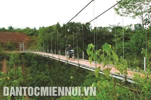 Cầu treo dân sinh đã giúp cho đời sống của đồng bào ở bản Tả Kố Ki có nhiều đổi thay.