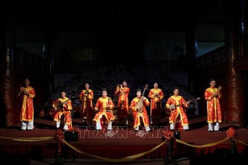 Khách du lịch trong và ngoài nước tham quan phố cổ Hội An (Quảng Nam). Phố cổ Hội An được UNESCO công nhận là di sản văn hóa thế giới năm 1999. Ảnh: Minh Đức – TTXVN Hội Gióng được đánh giá là lễ hội độc đáo ở Việt Nam và là lễ hội duy nhất trong tổng số gần 8.000 lễ hội truyền thống của Việt Nam được UNESCO công nhận là Di sản Văn hóa phi vật thể đại diện của nhân loại. Ảnh: Anh Tuấn - TTXVN Đêm Đại Nội (Huế). Quần thể di tích cố đô Huế được UNESCO công nhận là Di sản văn hóa thế giới năm 1993. Ảnh: Quốc Việt-TTXVN Đờn ca tài tử là loại hình nghệ thuật dân gian đặc trưng của vùng Nam Bộ, được UNESCO công nhận là Di sản văn hóa phi vật thể của thế giới. Ảnh: Minh Đức – TTXVN Hát quan họ trên thuyền tại đình Lim. Đây là loại hình nghệ thuật được UNESCO công nhận là di sản văn hóa phi vật thể của nhân loại năm 2009. Ảnh: Thanh Hà – TTXVN Nhã nhạc Huế - Âm nhạc cung đình Việt Nam được vinh danh là kiệt tác di sản văn hóa phi vật thể đại diện của nhân loại năm 2003. Ảnh: TTXVN Quần thể danh thắng Tràng An (Ninh Bình) được UNESCO công nhận là Di sản văn hóa và thiên nhiên thế giới. Ảnh: Minh Đức - TTXVN Di sản thiên nhiên thế giới Vịnh Hạ Long (Quảng Ninh) nhìn từ hang Bồ Nâu. Ảnh: Đình Na - TTXVN Khách du lịch trong và ngoài nước tham quan phố cổ Hội An (Quảng Nam). Phố cổ Hội An được UNESCO công nhận là di sản văn hóa thế giới năm 1999. Ảnh: Minh Đức – TTXVN Hội Gióng được đánh giá là lễ hội độc đáo ở Việt Nam và là lễ hội duy nhất trong tổng số gần 8.000 lễ hội truyền thống của Việt Nam được UNESCO công nhận là Di sản Văn hóa phi vật thể đại diện của nhân loại. Ảnh: Anh Tuấn - TTXVN Đêm Đại Nội (Huế). Quần thể di tích cố đô Huế được UNESCO công nhận là Di sản văn hóa thế giới năm 1993. Ảnh: Quốc Việt-TTXVN Đờn ca tài tử là loại hình nghệ thuật dân gian đặc trưng của vùng Nam Bộ, được UNESCO công nhận là Di sản văn hóa phi vật thể của thế giới. Ảnh: Minh Đức – TTXVN Hát quan họ trên thuyền tại đình Lim. Đây là loại hình nghệ thuật được UNESCO công nhận là di sản văn hóa phi vật thể của nhân loại năm 2009. Ảnh: Thanh Hà – TTXVN Nhã nhạc Huế - Âm nhạc cung đình Việt Nam được vinh danh là kiệt tác di sản văn hóa phi vật thể đại diện của nhân loại năm 2003. Ảnh: TTXVN Quần thể danh thắng Tràng An (Ninh Bình) được UNESCO công nhận là Di sản văn hóa và thiên nhiên thế giới. Ảnh: Minh Đức - TTXVN Di sản thiên nhiên thế giới Vịnh Hạ Long (Quảng Ninh) nhìn từ hang Bồ Nâu. Ảnh: Đình Na - TTXVN