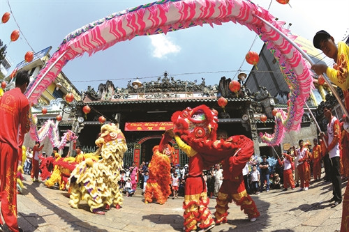 Những ngày đầu năm, nhiều đoàn lân - sư - rồng sau khi viếng chùa sẽ tổ chức múa phục vụ người dân đi chùa.