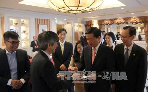 Bí thư Thành ủy Đinh La Thăng gặp gỡ, trao đổi với đại diện các công ty Nhật Bản. Ảnh: Tiến Lực – phóng viên TTXVN tại Nhật Bản Bí thư Thành ủy Đinh La Thăng gặp gỡ, trao đổi với đại diện các công ty Nhật Bản. Ảnh: Tiến Lực – phóng viên TTXVN tại Nhật Bản