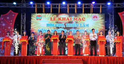 Các đại biểu cắt băng khai mạc hội chợ. Ảnh: Quang Cường – TTXVN Các đại biểu cắt băng khai mạc hội chợ. Ảnh: Quang Cường – TTXVN