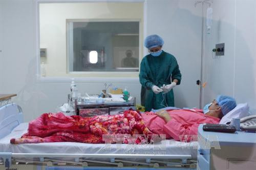 Các bác sĩ thực hiện ghép tế bào gốc máu ngoại vi tự than cho anh Dương Văn Quang. Ảnh: Phương Vy-TTXVN Các bác sĩ thực hiện ghép tế bào gốc máu ngoại vi tự than cho anh Dương Văn Quang. Ảnh: Phương Vy-TTXVN
