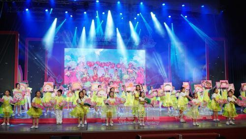 Tiết mục văn nghệ do các em thiếu nhi biểu diễn tại lễ khai mạc. Ảnh: Phương Vy - TTXVN.