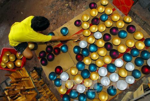 Xưởng sản xuất của Công ty sơn mài mỹ nghệ Tư Bốn (xã Tương Bình Hiệp, Thủ Dầu Một) chuyên sản xuất tranh, bình, hũ, hộp, trang trí nội thất… xuất đi thị trường trong nước và đi Châu Âu; doanh thu bình quân một năm đạt khoảng 6 tỷ đồng, giải quyết việc làm ổn định cho hơn 20 lao động. Ảnh: Mạnh Linh-TTXVN Xưởng sản xuất của Công ty sơn mài mỹ nghệ Tư Bốn (xã Tương Bình Hiệp, Thủ Dầu Một) chuyên sản xuất tranh, bình, hũ, hộp, trang trí nội thất… xuất đi thị trường trong nước và đi Châu Âu; doanh thu bình quân một năm đạt khoảng 6 tỷ đồng, giải quyết việc làm ổn định cho hơn 20 lao động. Ảnh: Mạnh Linh-TTXVN