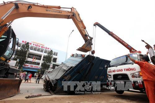 Lực lượng cứu hộ đưa chiếc xe chở rác ra khỏi “hố tử thần”. Ảnh: Mạnh Linh-TTXVN