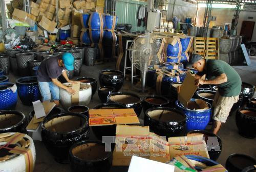 Công ty TNHH Kim Sanh, Thành phố Thủ Dầu Một, chuyên sản xuất các sản phẩm gốm sứ xuất khẩu, hàng năm xuất khẩu đi Mỹ, Úc, Hàn Quốc… khoảng 24.000 sản phẩm, giải quyết việc làm ổn định cho hàng chục lao động. Ảnh: Mạnh Linh-TTXVN Công ty TNHH Kim Sanh, Thành phố Thủ Dầu Một, chuyên sản xuất các sản phẩm gốm sứ xuất khẩu, hàng năm xuất khẩu đi Mỹ, Úc, Hàn Quốc… khoảng 24.000 sản phẩm, giải quyết việc làm ổn định cho hàng chục lao động. Ảnh: Mạnh Linh-TTXVN