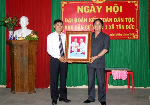 Đồng chí Võ Dương Châu (bên phải), Trưởng Ban Dân tộc - Trung ương Mặt trận Tổ quốc Việt Nam tặng quà cho nhân dân thôn 1, xã Tân Đức. Ảnh: Nguyễn Thanh - TTXVN Đồng chí Võ Dương Châu (bên phải), Trưởng Ban Dân tộc - Trung ương Mặt trận Tổ quốc Việt Nam tặng quà cho nhân dân thôn 1, xã Tân Đức. Ảnh: Nguyễn Thanh - TTXVN