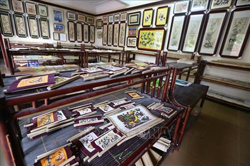 Gian trưng bày sản phẩm tranh Đông Hồ của gia đình nghệ nhân Nguyễn Đăng Chế - một trong 2 nghệ nhân còn khả năng truyền dạy nghề nhưng đều đã cao tuổi. Ảnh: Minh Quyết - TTXVN