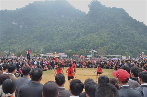 Lễ hội Động Tiên - Chợ quê Hàm Yên là lễ hội truyền thống, được tổ chức vào mùng 9 tháng Giêng âm lịch hàng năm. Ảnh: Phạm Minh Lễ hội Động Tiên - Chợ quê Hàm Yên được tổ chức với quy mô lớn, thu hút đông đảo đồng bào các dân tộc trong tỉnh và du khách đến tham quan, tìm về du xuân. Ảnh: Nam Phong Chợ quê Hàm Yên là nơi giới thiệu và bày bán những sản phẩm truyền thống của địa phương. Ảnh: Nam Phong Tại lễ hội Động Tiên và Chợ quê Hàm Yên còn diễn ra các trò chơi dân gian như: chọi dê, chọi gà, leo cột mỡ, bịt mắt bắt vịt, thi trâu khỏe, trâu đẹp, trâu nhanh... Ảnh: Nam Phong Lễ hội Động Tiên và Chợ quê Hàm Yên đã góp phần bảo tồn, giữ gìn bản sắc văn hóa truyền thống và là nơi gặp gỡ của bà con các dân tộc trên địa bàn tỉnh Tuyên Quang vào mỗi dịp đầu xuân. Ảnh: Phạm Minh Lễ hội Động Tiên - Chợ quê Hàm Yên là lễ hội truyền thống, được tổ chức vào mùng 9 tháng Giêng âm lịch hàng năm. Ảnh: Phạm Minh Lễ hội Động Tiên - Chợ quê Hàm Yên được tổ chức với quy mô lớn, thu hút đông đảo đồng bào các dân tộc trong tỉnh và du khách đến tham quan, tìm về du xuân. Ảnh: Nam Phong Chợ quê Hàm Yên là nơi giới thiệu và bày bán những sản phẩm truyền thống của địa phương. Ảnh: Nam Phong Tại lễ hội Động Tiên và Chợ quê Hàm Yên còn diễn ra các trò chơi dân gian như: chọi dê, chọi gà, leo cột mỡ, bịt mắt bắt vịt, thi trâu khỏe, trâu đẹp, trâu nhanh... Ảnh: Nam Phong Lễ hội Động Tiên và Chợ quê Hàm Yên đã góp phần bảo tồn, giữ gìn bản sắc văn hóa truyền thống và là nơi gặp gỡ của bà con các dân tộc trên địa bàn tỉnh Tuyên Quang vào mỗi dịp đầu xuân. Ảnh: Phạm Minh