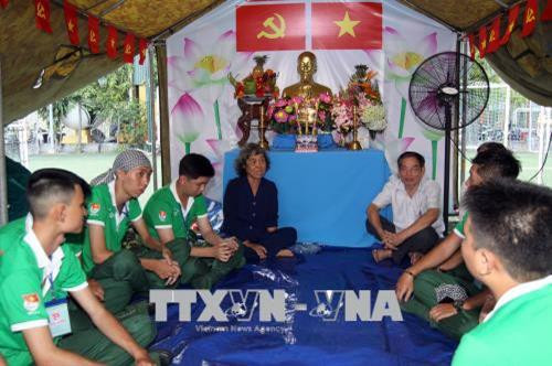 Cựu chiến binh quận 1 giao lưu với thanh niên trúng tuyển nghĩa vụ quân sự tại hội trại tòng quân. Ảnh: Thanh Vũ-TTXVN